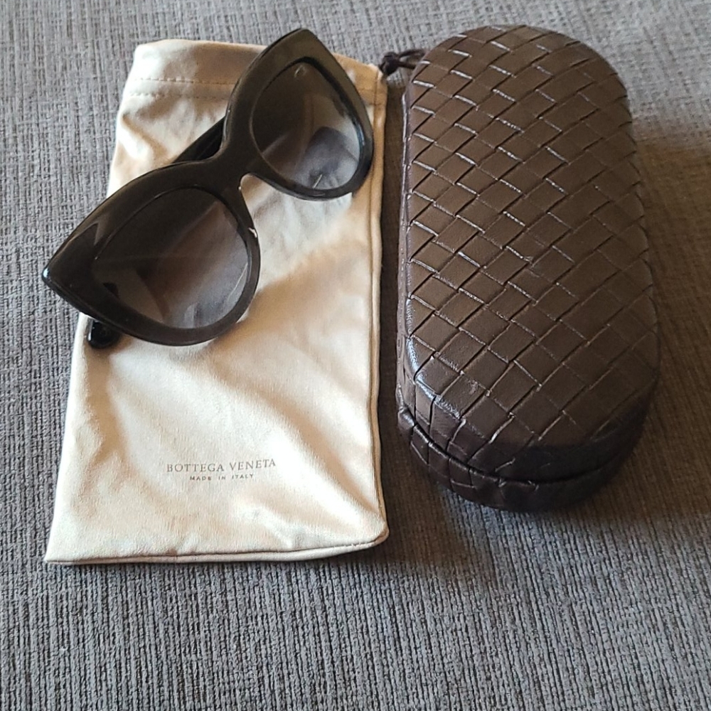 Bottega Venneta Womens Black Sunglasses w/Case
